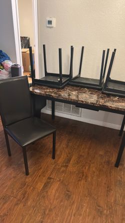 Table w 4 chairs