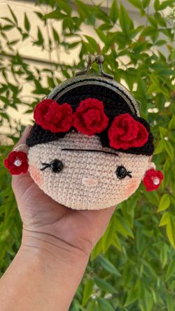 Monedero muy lindo hecho a mano ! $25 disponible en flores Rojas y también en diferentes Colores