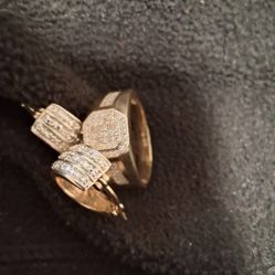 un Par de Aretes Y Un anillo 