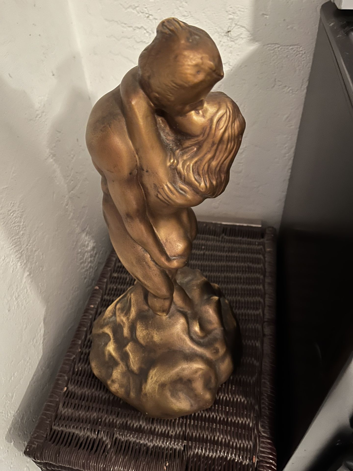 The Kiss Statue