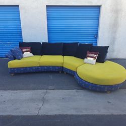 Beautiful sectional couch 🛋️ very nice