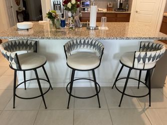 Selling my counter hight stools (3) very nice and clean very comfortable