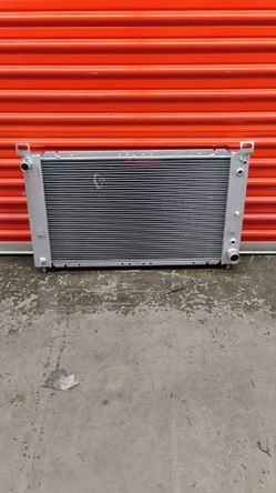 Aluminum radiator for 1500/2500 Chevy Silverado 28 inch 4.8L 5.3L 1(contact info removed)