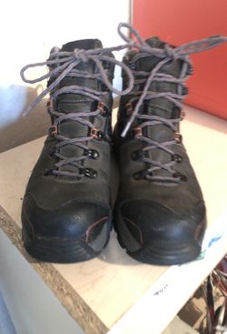 A woman’s size 7 Red Wong Steel toe boots waterproof, ultra dry, excellent condition, style is Irish Settler