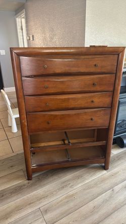 Dresser (comes with all drawers)