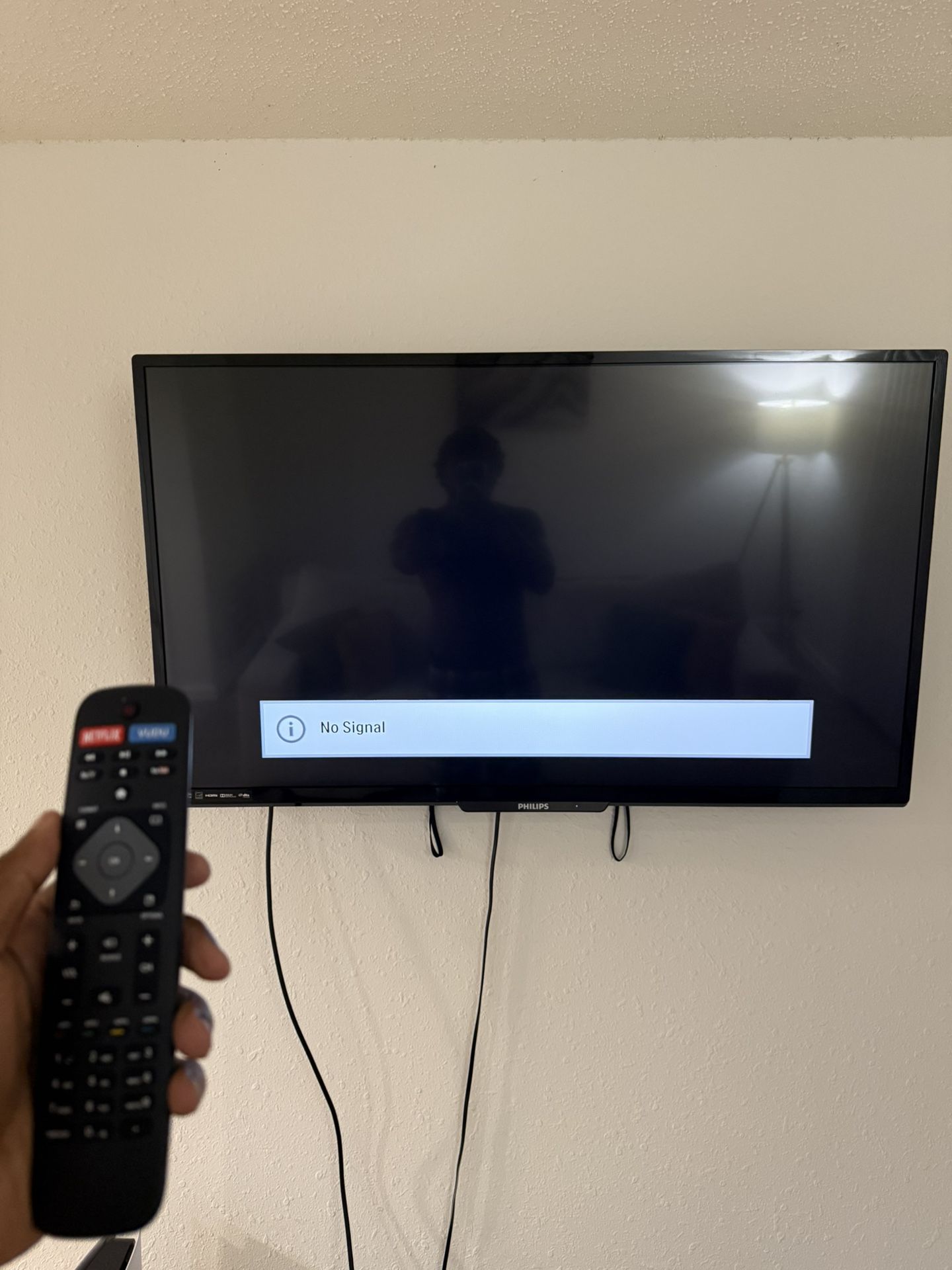 50” Philips Smart TV with Remote – Excellent Condition