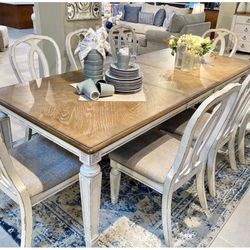 Realyn Chipped White Rectangular Dining Room Set  / Dining table and Chairs 