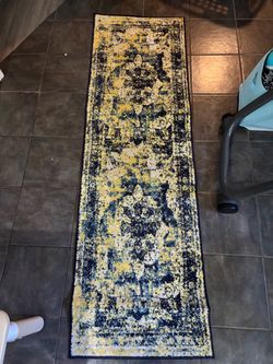 Navy and yellow runner