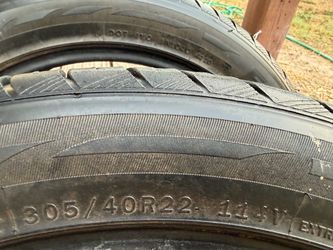 2 Used Tires 305 40R22 114V