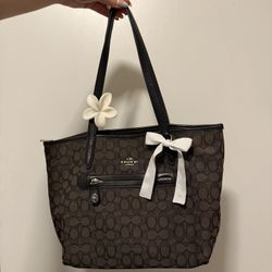 Signature Coach Taylor Tote 