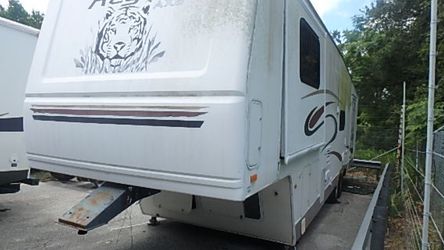 2004 5th wheel 4 slises