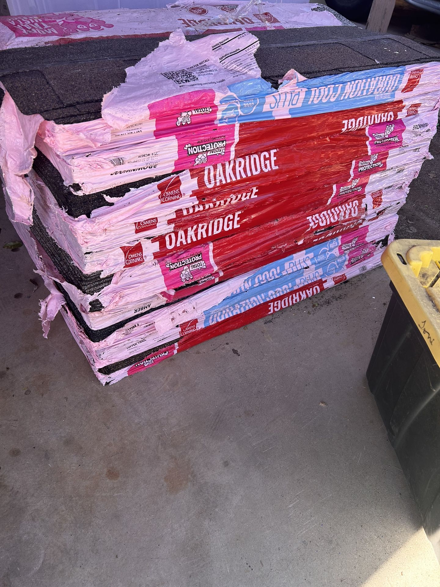 4 Bundles Owens Corning Roofing Shingles (32.8 sq. ft. Per Bundle)