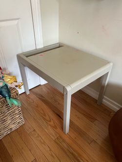 Kids table / desk