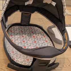 Graco travel Bassinet And Changing Table 