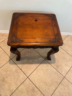 ✨ Solid Walnut End Table – Classic Style – Excellent Condition – OBO