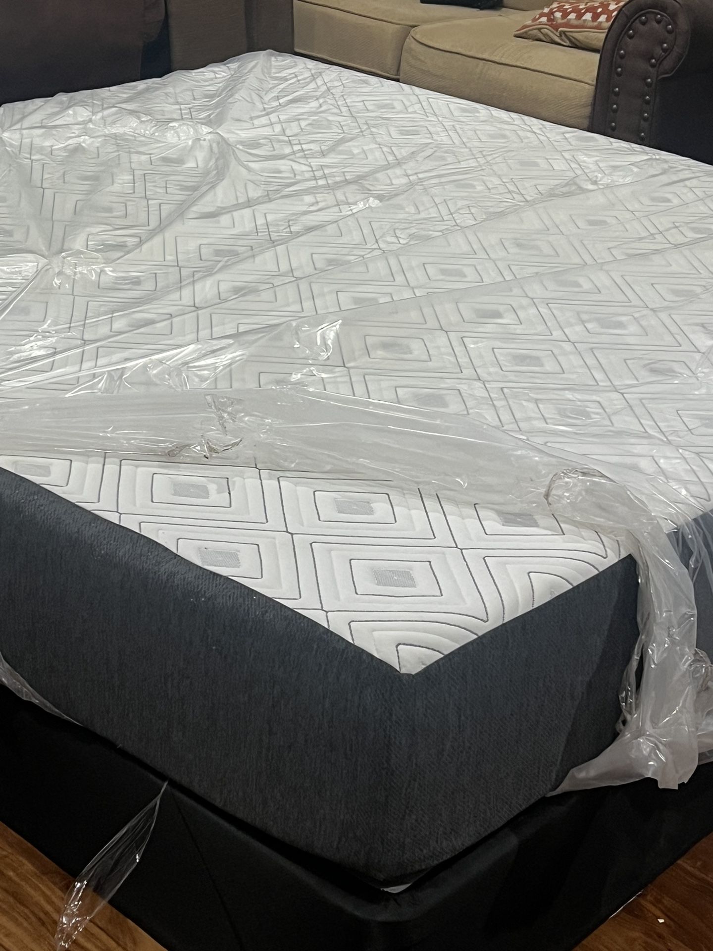 USED KING SIZE MEMORY FOAM MATTRESS WITH BOX SPRING DELIVERY 🚚 AVAILABLE