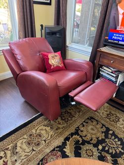 Great recliner rocks and swivels too👍