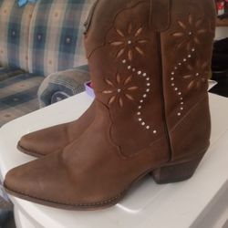 Woman's 8 1/2 Cowgirl Boots