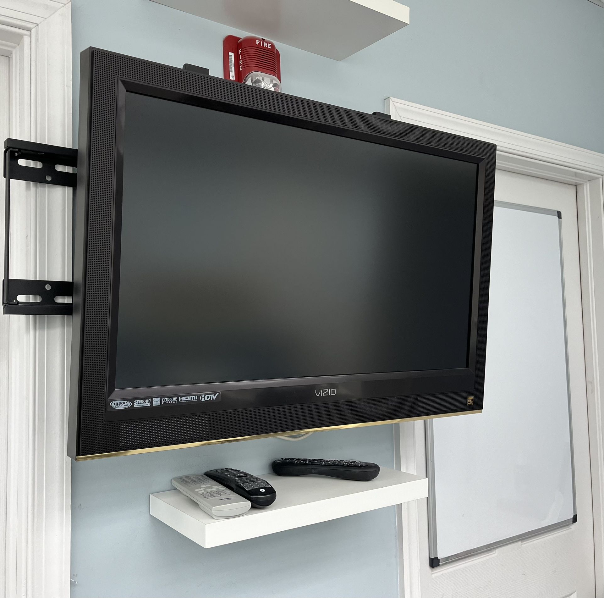32in Smart TV w/ wall mount