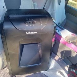 F E L L O W E S 12C Paper Shredder