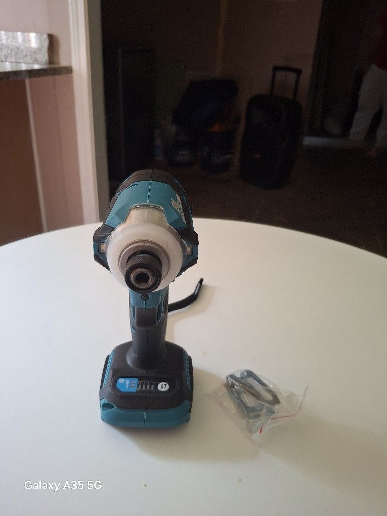 Se Vende Drill Makita Y Dewalt Drill .cargador Dewalt