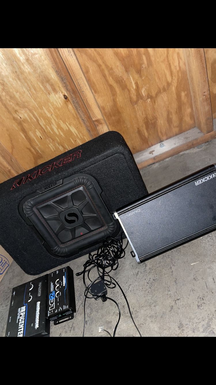 KICKER CXA1200.1 mono amplifier)(KICKER L7S 12-inch subwoofer in a ported box)(KICKER bass knob (CXARC remote)