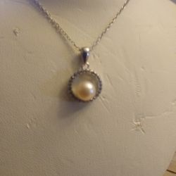 Helzberg Pendant With Pearl And Diamond Chips Accent