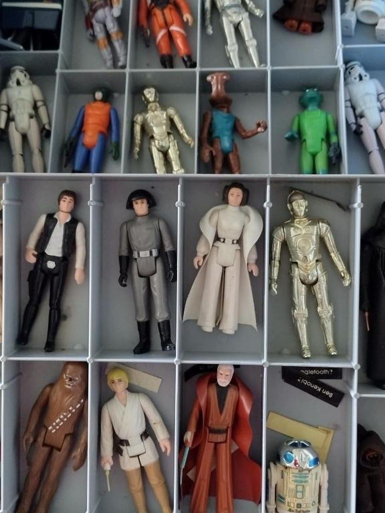 Collector seeking vintage old genuine Star Wars toys 1970s 80s The Empire Strikes Back Return of Jedi action figures accessories 