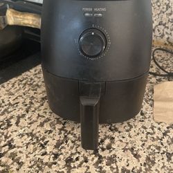 Mainstay’s 2.2 Quart Compact Air Fryer Black