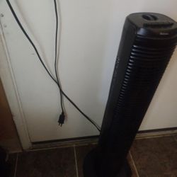 HOLMES 30 inch TOWER FAN oscillates 3speed has up to 2 hour timer option  FIRM PRICE.  IN EAGLE ROCK 