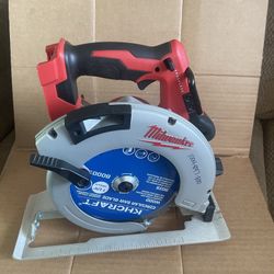 Milwaukee M18 18V Lithium-Ion Brushless Cordless 7-1/4 in. Circular Saw (Tool-Only)
