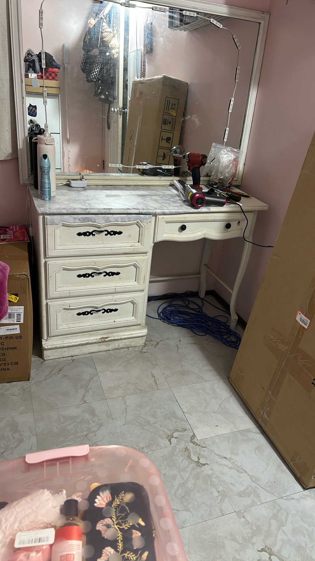 Vanity/desk & Mirror