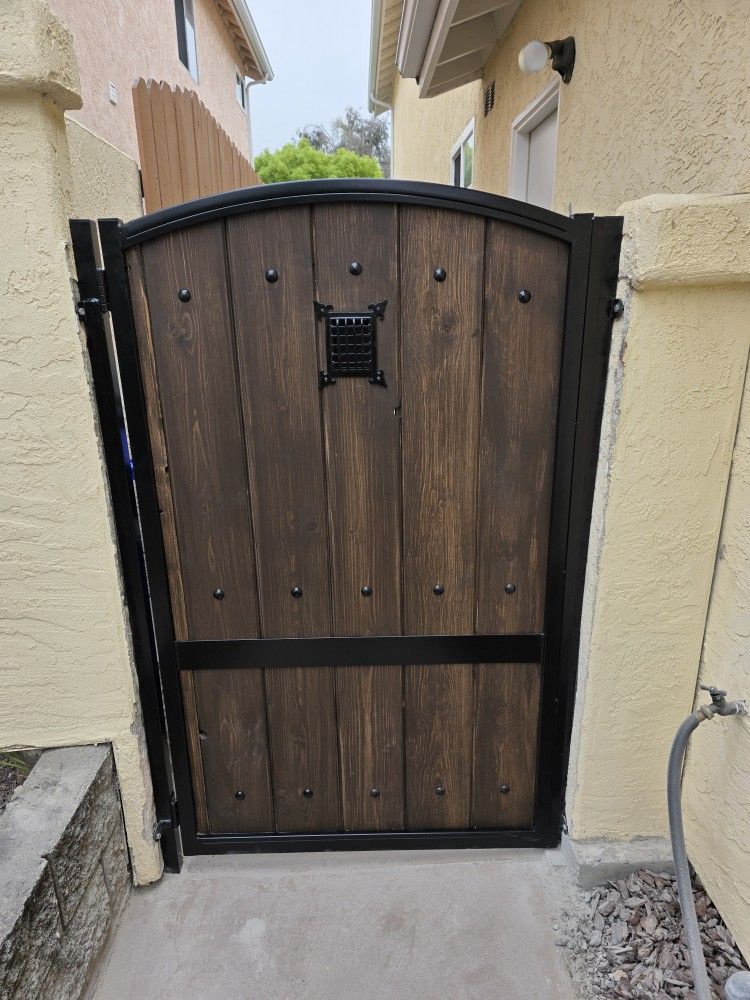 Side Gate