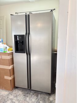 ice and water dispenser GE Refrigerator with ice and water dispenser
