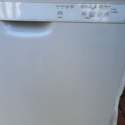 WHITE DISWASHER WIRLPOOL  GOOD CONDITION 
