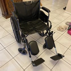 Wheelchair with adjustable footrest 