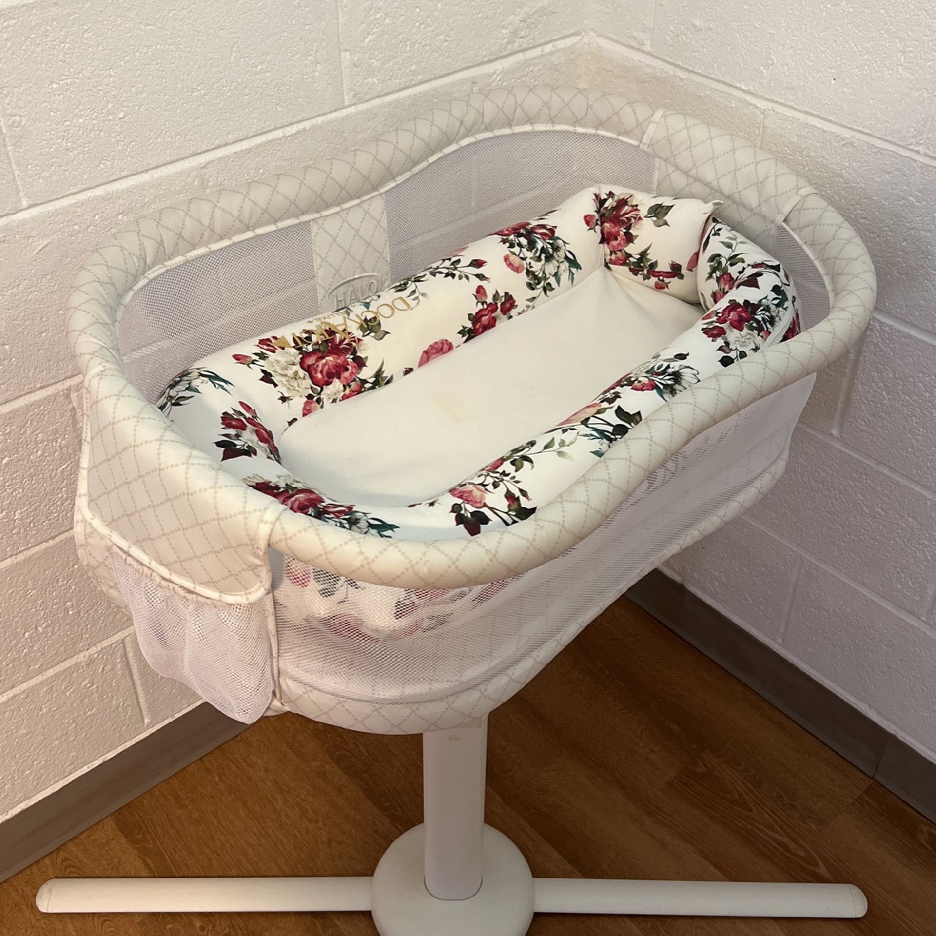 Like New! Halo Swivel Bassinet Baby Bed And Dockatot Deluxe