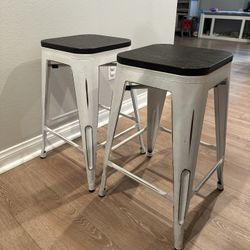 2 Farmhouse Table/Bar Stools