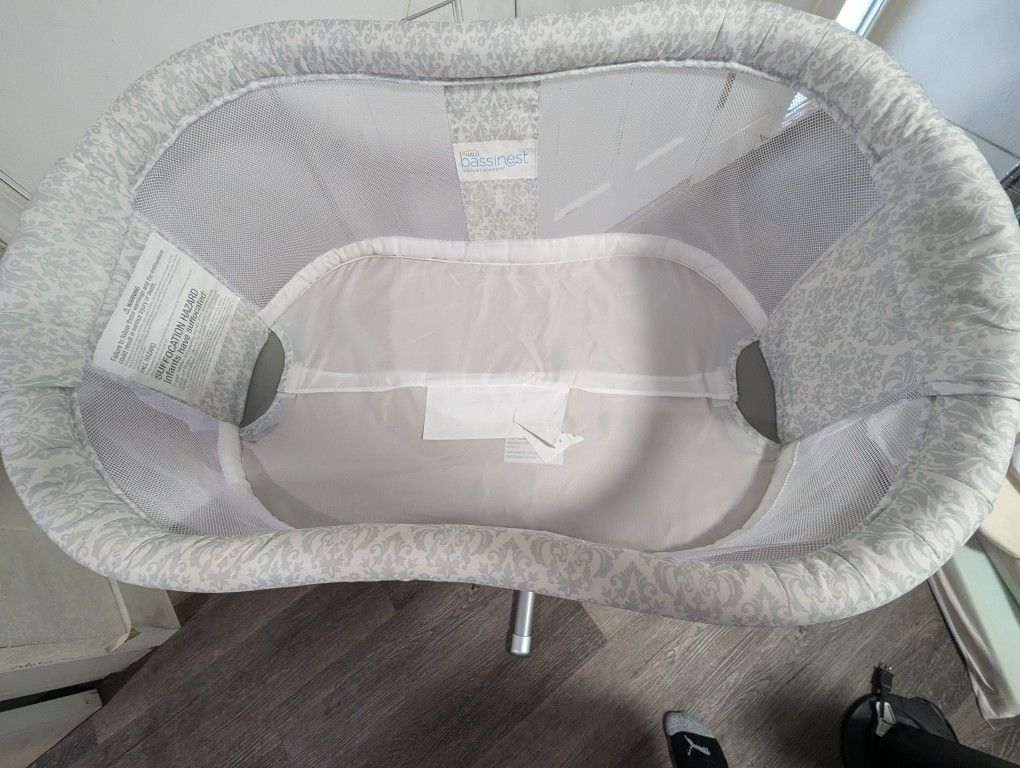 Halo Bassinet Swivel Sleeper With Accessories Nursery furniture Decor