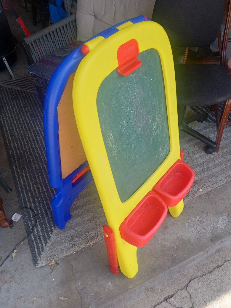 Crayola easel chalkboard and dry easer board
