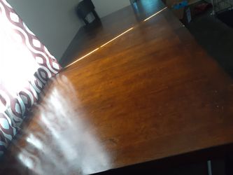 BEAUTIFUL DINING TABLE FOR A STEAL