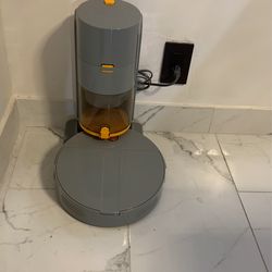 Electric Vacuum Cleans On It’s Own