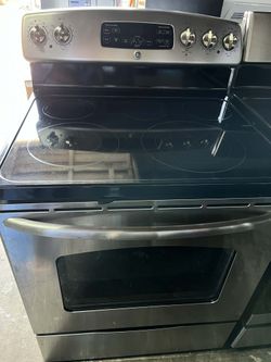 GE Electric stove 5 burners and single oven In Black and stainless steel.