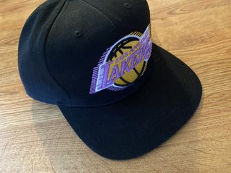 Mitchell and Ness lakers snap back