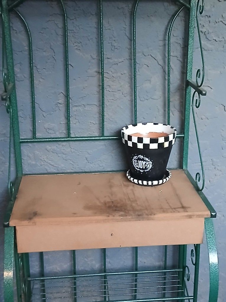 GREEN IRON BAKERS RACK