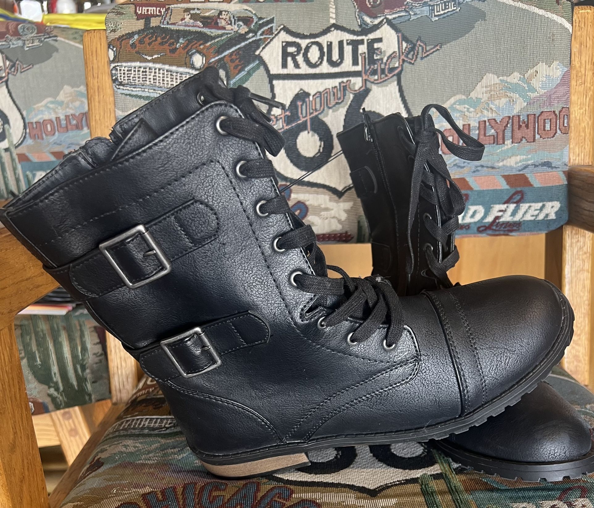 NICE BLACK CUT BOOTS