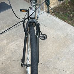 BICYCLE FOR PARTS SCHWINN  NEED BRAKES $40
