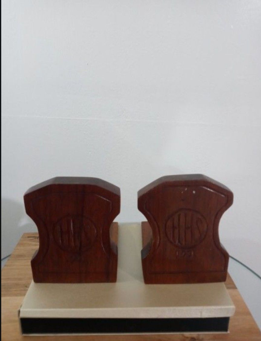 MID CENTURY WOODEN BOOK ENDS 7"×5"