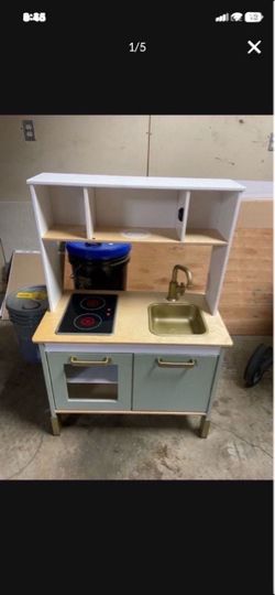 LOW PRICE MOVING- TODLER PLAY KITCHEN