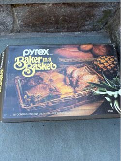 PYREX BAKER IN A BASKET BAKING DISH